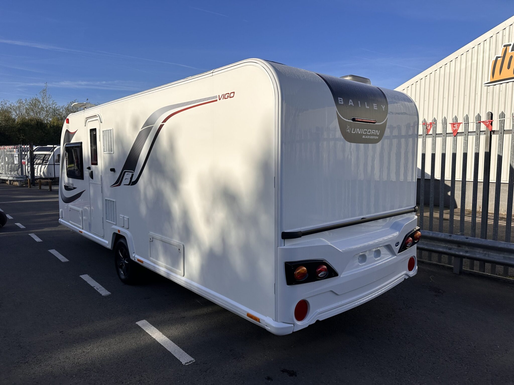 Bailey Unicorn Black Edition Vigo-2021 Caravan - Image 4