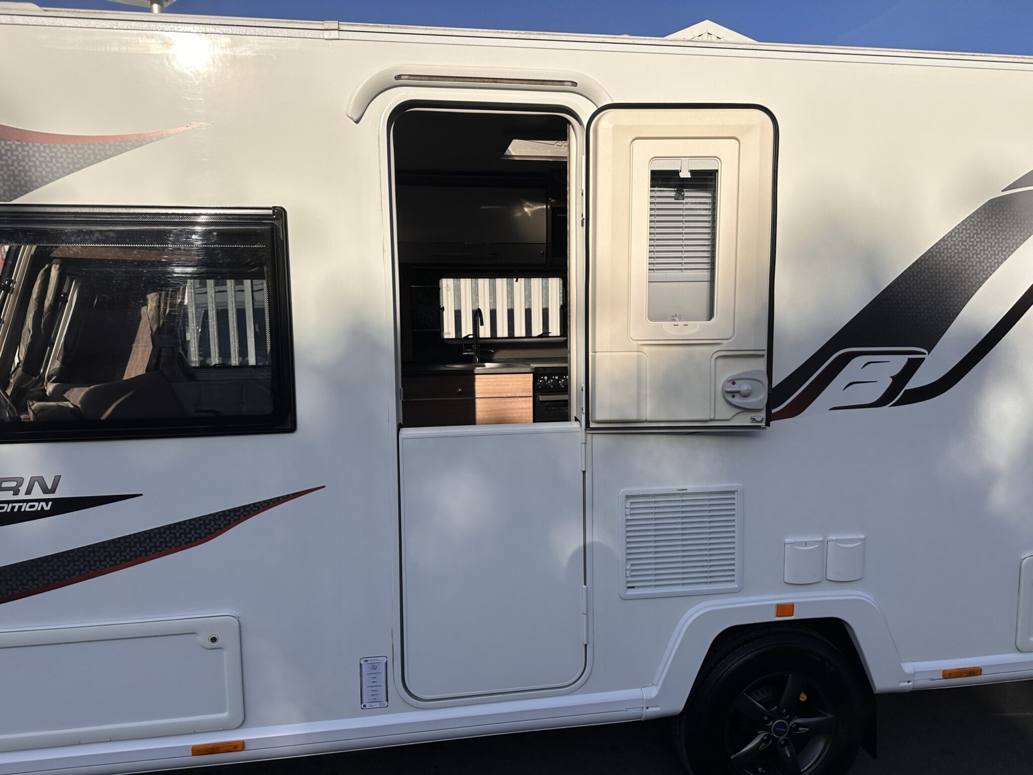 Bailey Unicorn Black Edition Vigo-2021 Caravan - Image 13