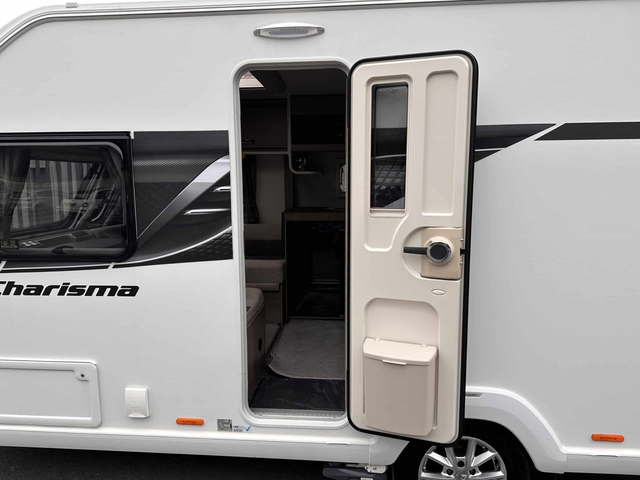Swift Charisma 580 Grande- 2023 Caravan - Image 11