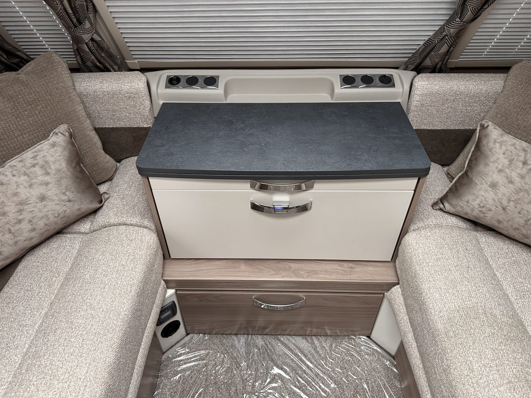 Swift Charisma 580 Grande- 2023 Caravan - Image 40