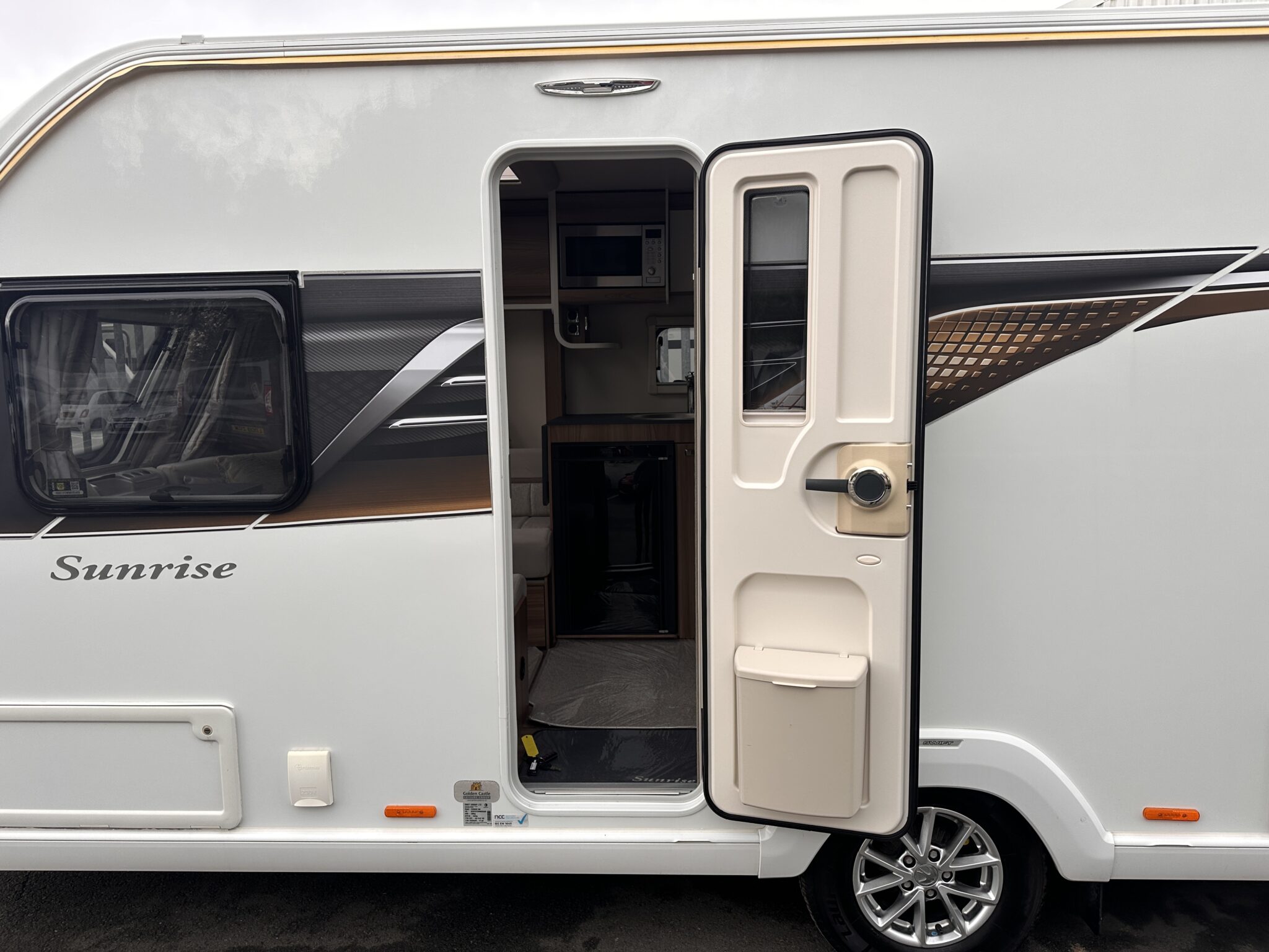 Swift Sunrise 580 - 2022 Caravan - Image 10