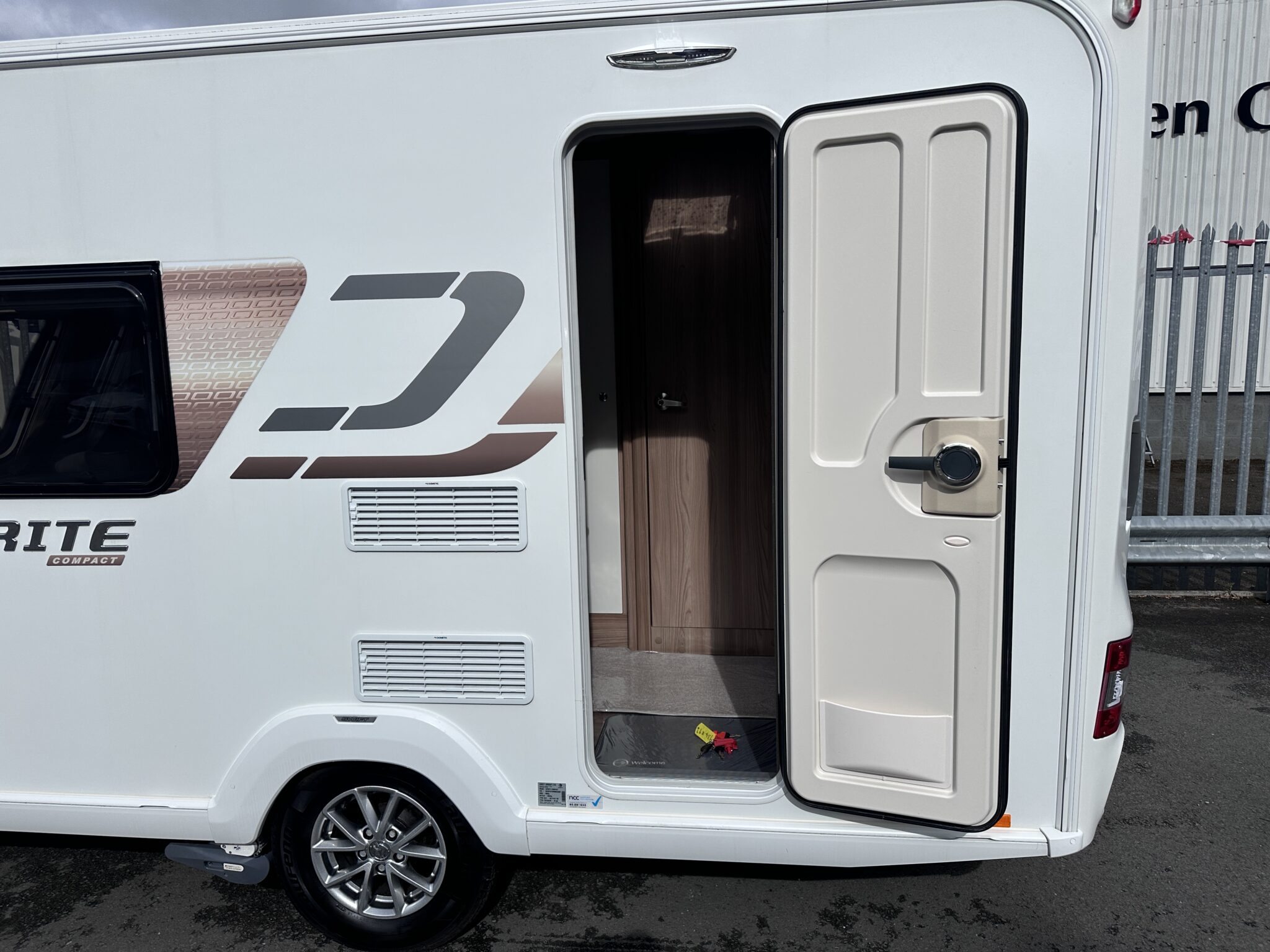 Swift Sprite Compact – 2022 Caravan - Image 11