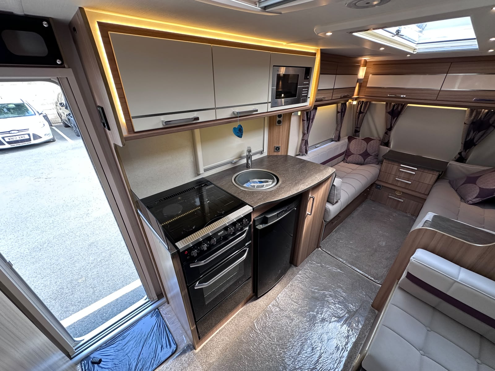 Lunar Galaxy 4ES – 2017 Caravan - Image 11