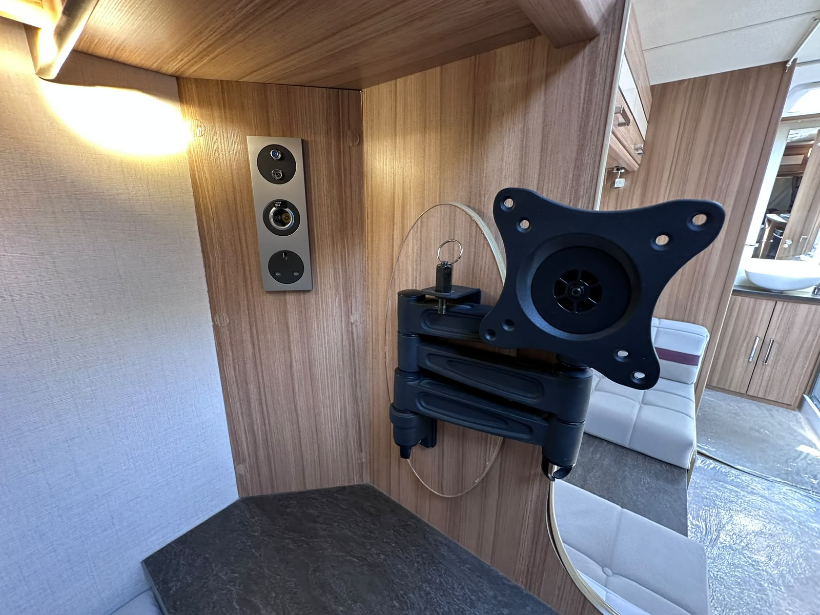 Lunar Galaxy 4ES – 2017 Caravan - Image 34