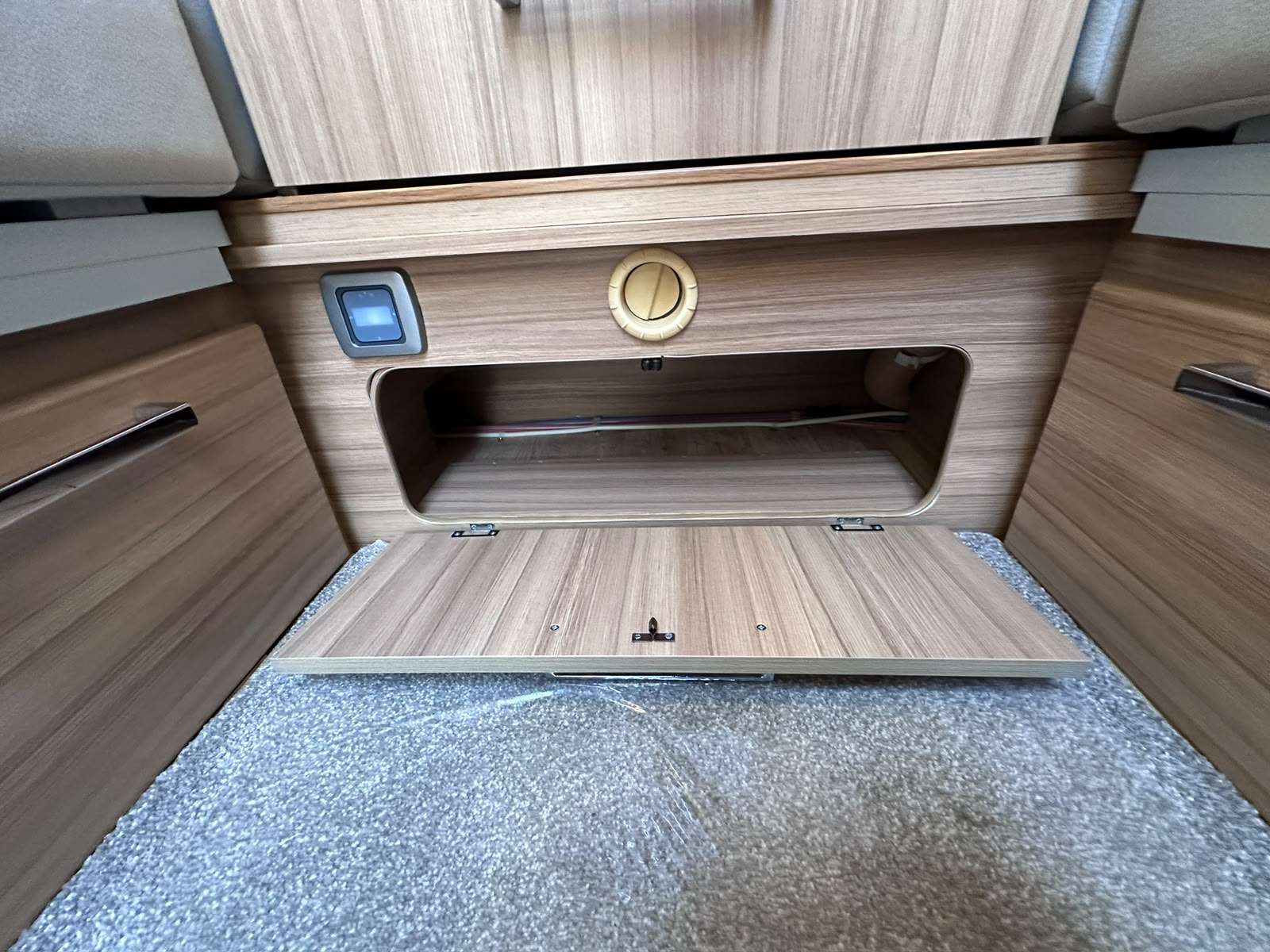 Lunar Galaxy 4ES – 2017 Caravan - Image 39